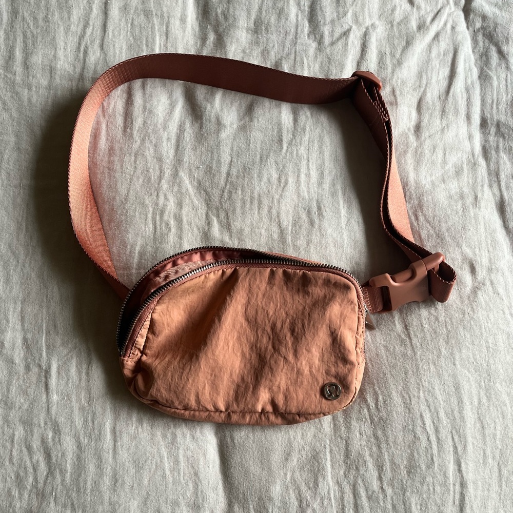 Lululemon everywhere belt bag